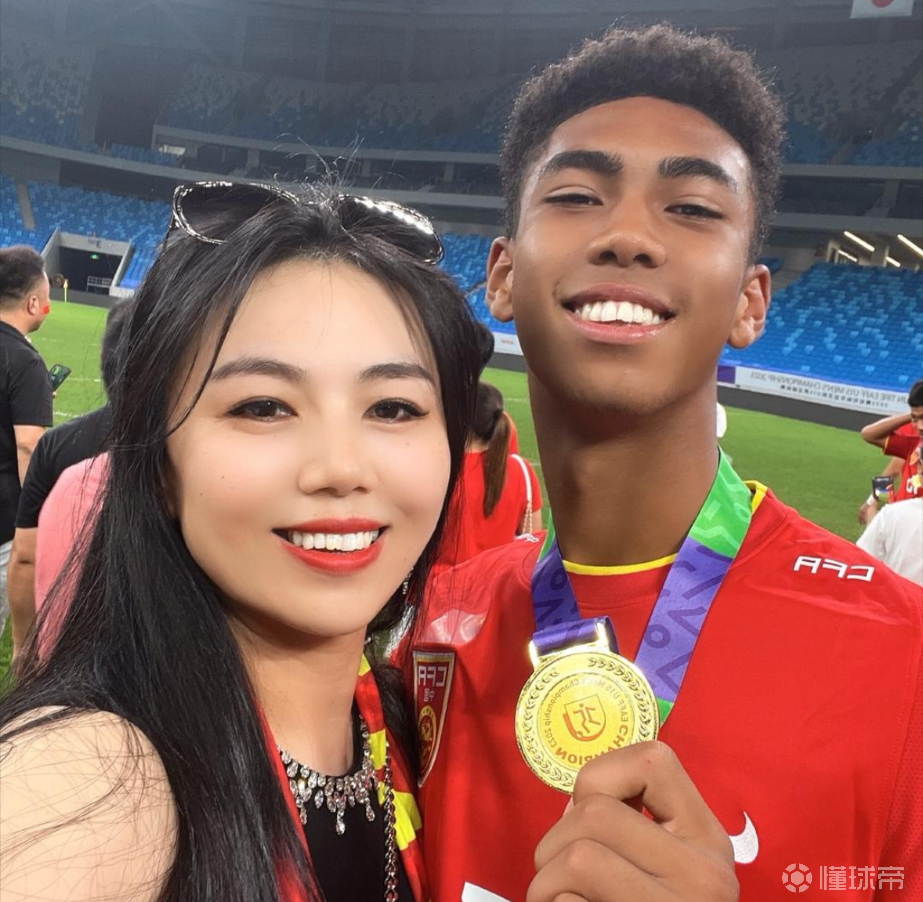 张洪福母亲感谢恒大足校：树高千尺不忘根，人行千里莫忘本