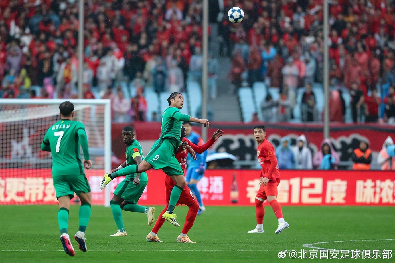 争议！上港0比2惨败国安，冬窗补强钱白花了？球迷不满丢冠